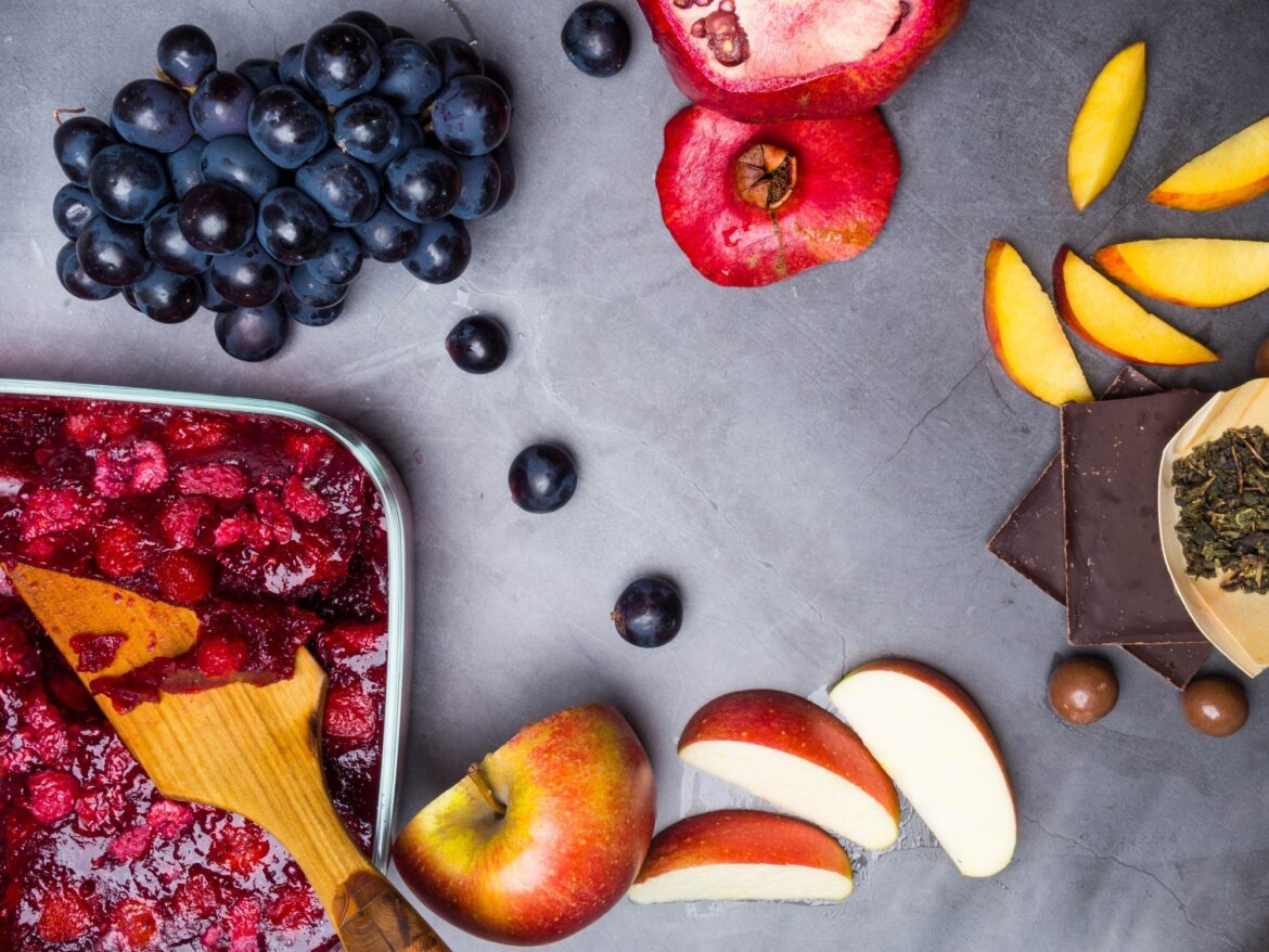 Tea berries and dark chocolate featured in a diet linked.jpg